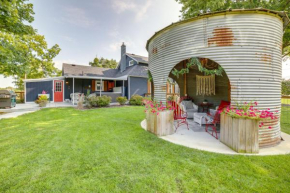 City Girl Farmhouse in Hudsonville with Hot Tub